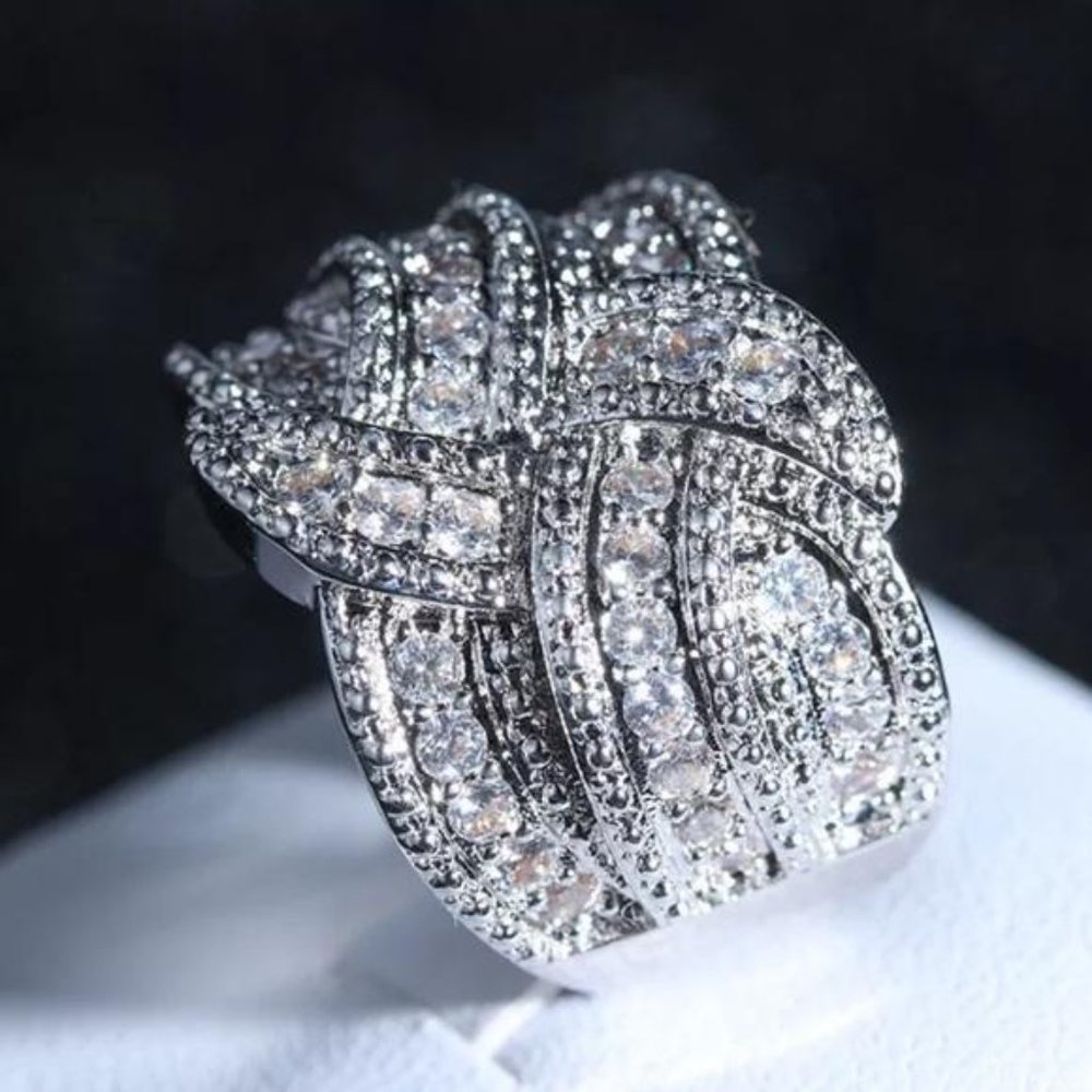 NEW 18k White Gold Diamond Halo Wedding Ring - Picture 5 of 6